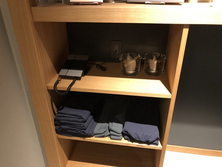 客室階4F エレベーターホールにアイフペールと予備のガウン