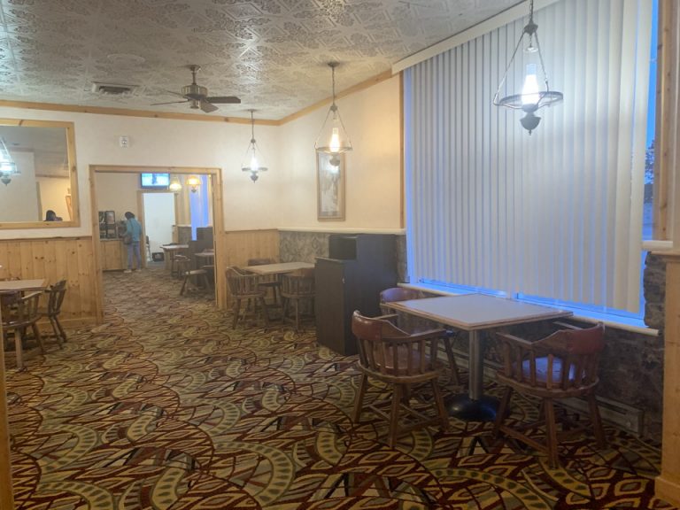 朝食時の座席も温かみがあり、かわいらしいです。(1)