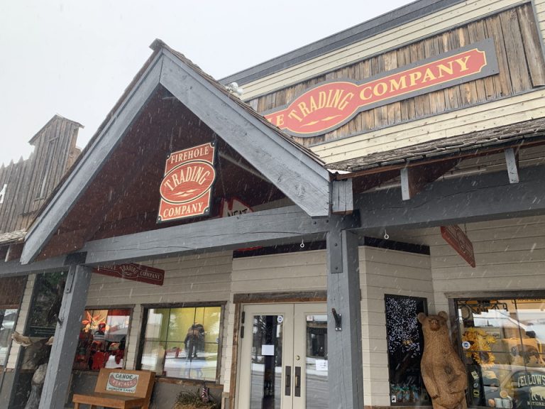 周辺にはいくつかのお土産屋さんがあります。