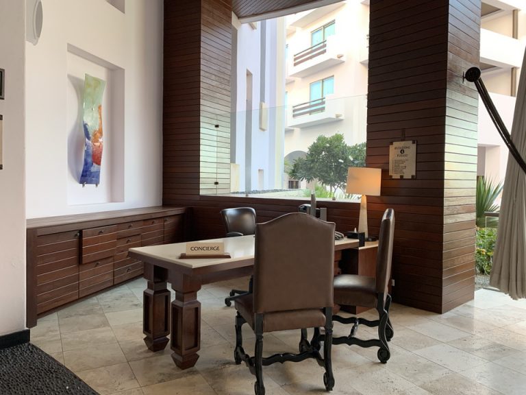 ロビーのコンシェルジュ デスク