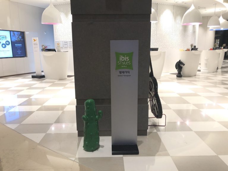 ロビーのホテルロゴ