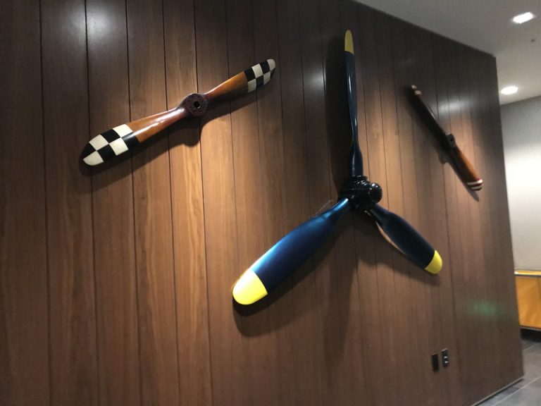 ホテル内至る所に飛行機をモチーフにしたデコレーションがありました