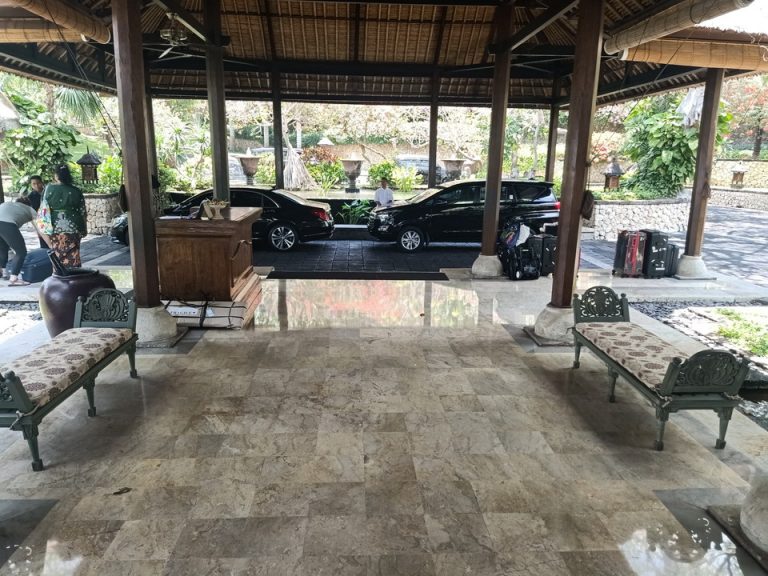 エントランス(カープール)