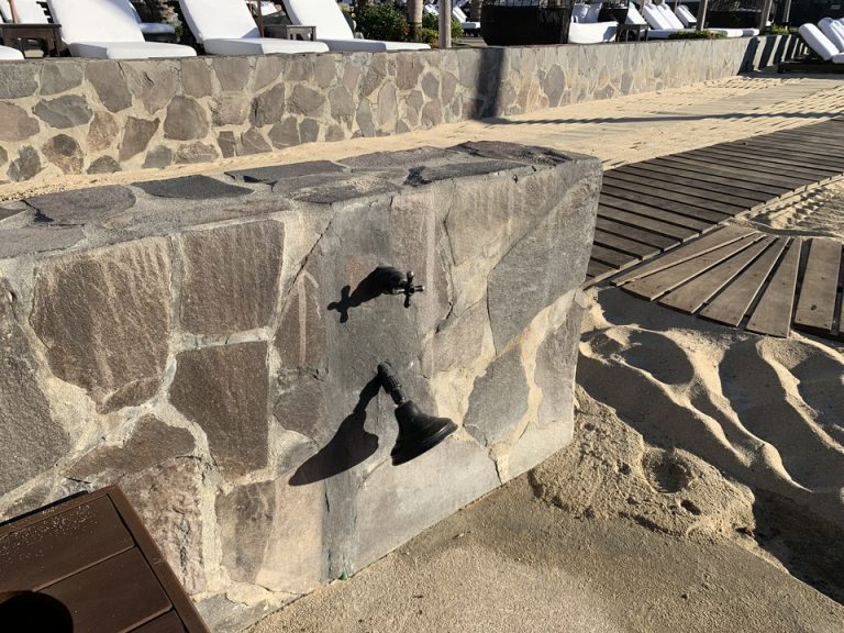 ビーチの足洗い用のシャワー