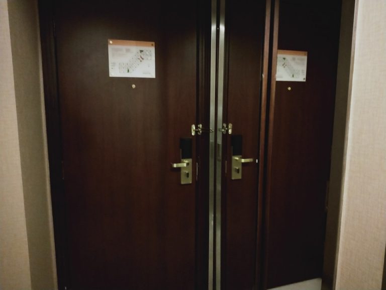ドア(客室から) とにかく重くて煩い使いづらいドア