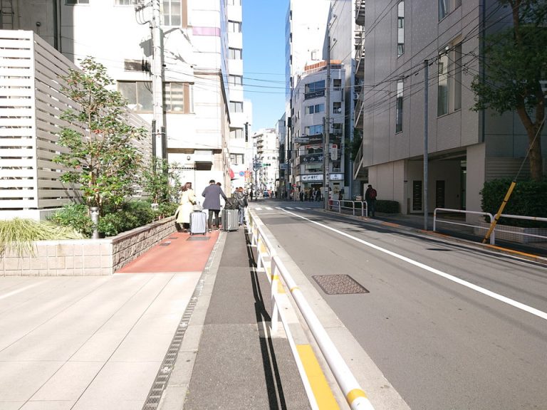 ホテルの前の道路2