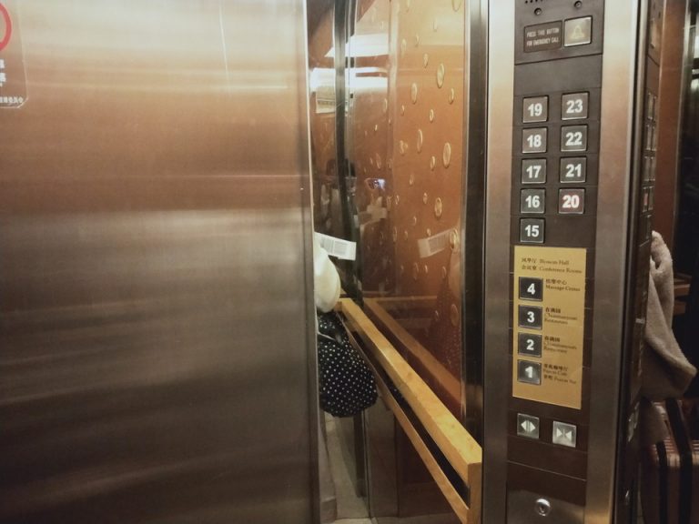 エレベーター内 エレベーターのスピードは遅め