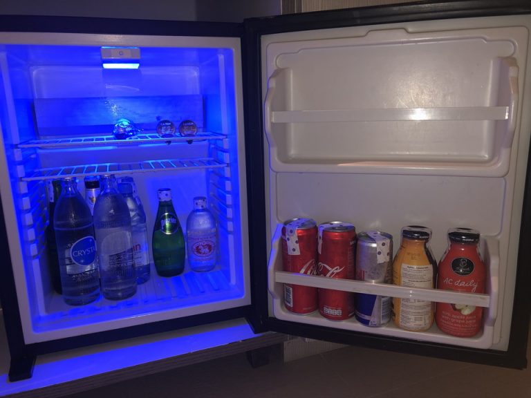 冷蔵庫の中にはジュースやお酒が。温度はそこまで冷えてないです。