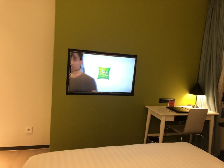 ベッドからTVのアングル