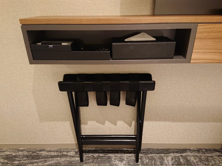 荷物置きとティッシュとメモ類