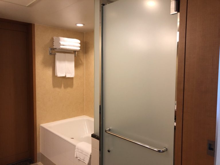 シャワールームとバスタブ