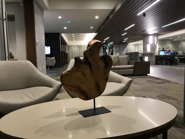 フロント周りは充分な数の待合ソファスペースがありました