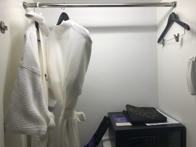 クローゼットは広めで、バスローブ、部屋用スリッパ、金庫、傘、プール用のタオルが入ってました。