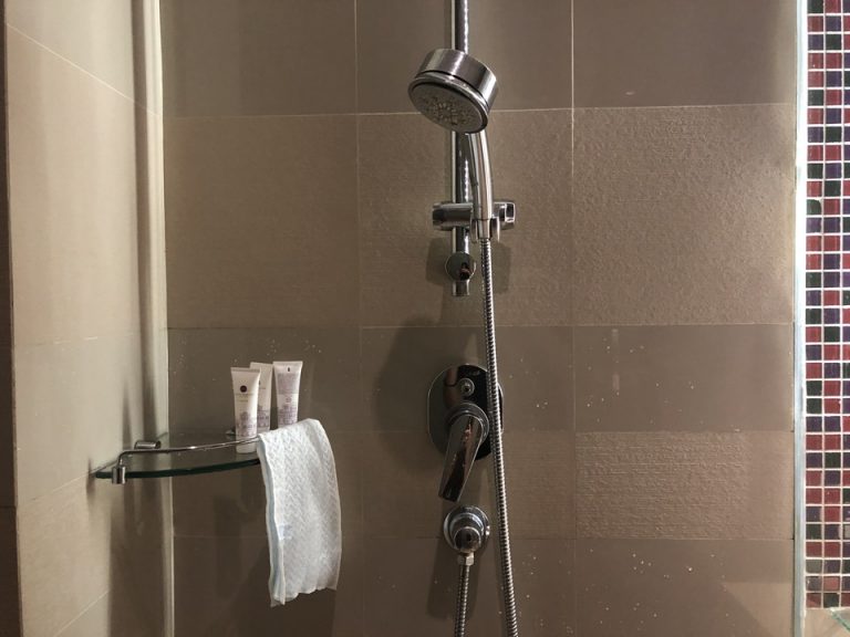 シャワーの威力が弱く、髪の毛が長いと洗うのが結構大変かも。