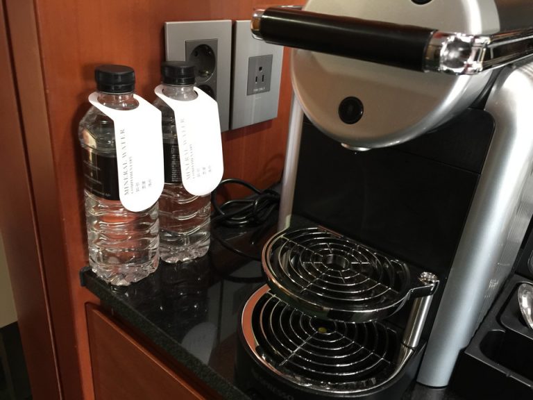 カフェコーナー 無料ミネラルウオーター