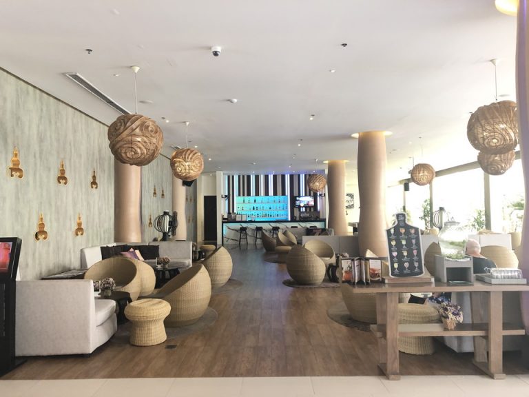 1階のフロントの後ろには雰囲気のいいバーが。