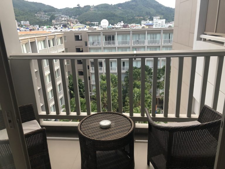 ベランダは雰囲気がよく、2人で外でお酒を飲むにはもってこい。