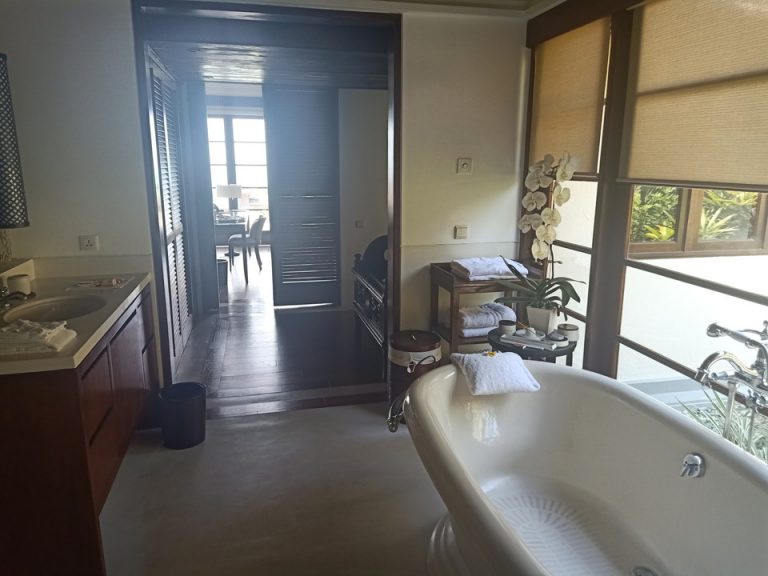 バスルーム内から入口