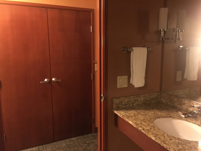 バスルーム内から入口