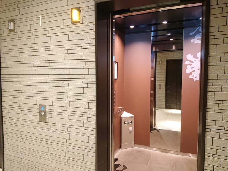 エレベーターホール外からエレベーター内部