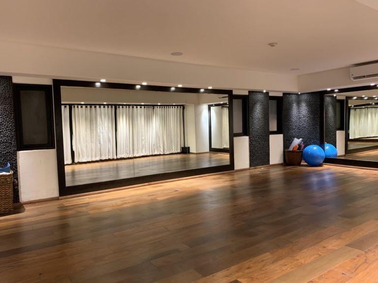 ホテル内のジム マットルーム
