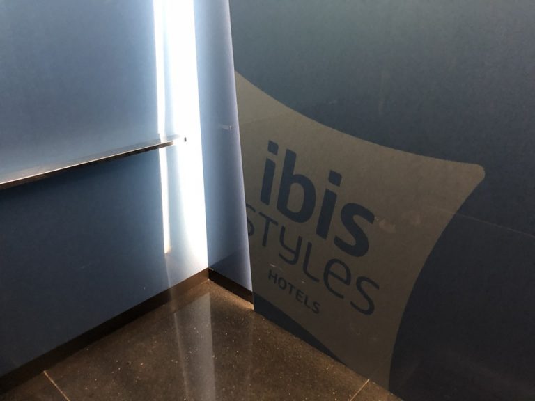 エレベーター8機全て内装は違う色のよう