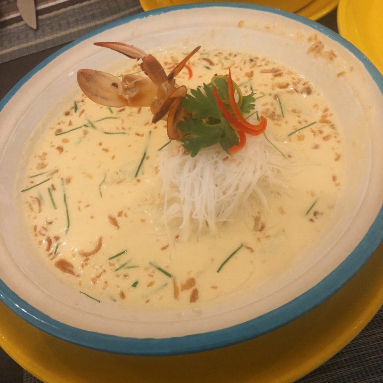 料理の名前は忘れましたがレストラン一押しのメニュー。グリーンカレーのようなものに蟹とライスヌードルが入ってました。おいしかったです。
