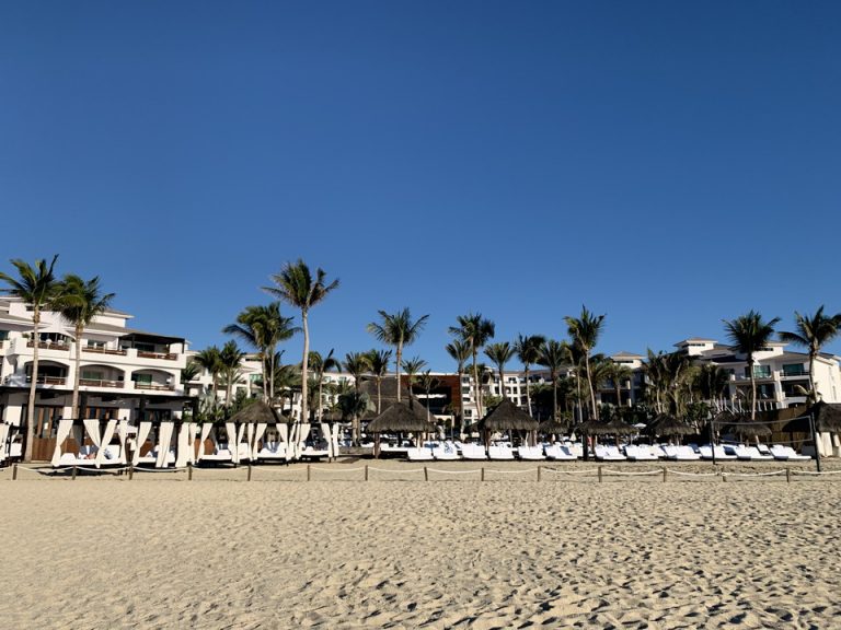 ビーチ側から見たホテル