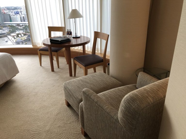 デスクとソファ