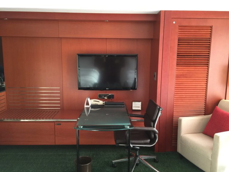 ベッド方向からTV①