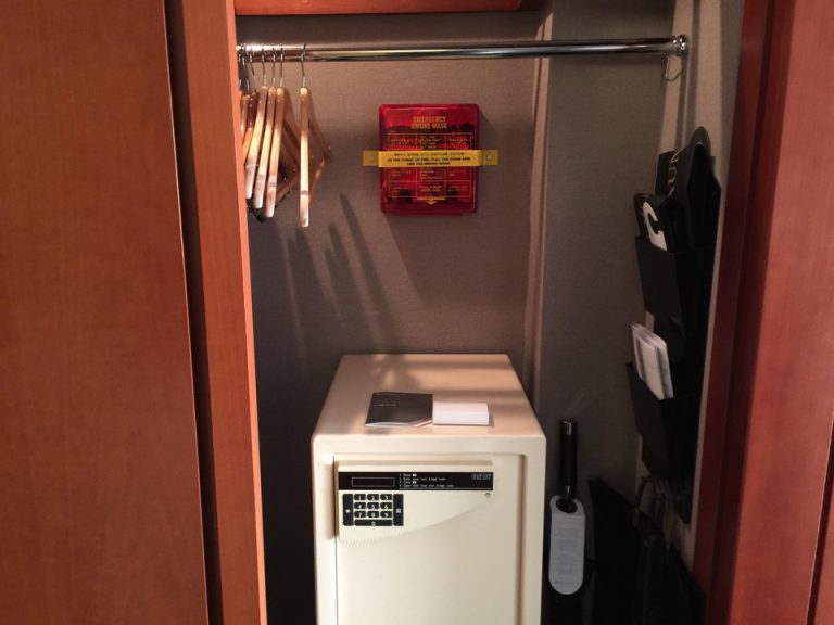 クローゼット 開けた状態 右①