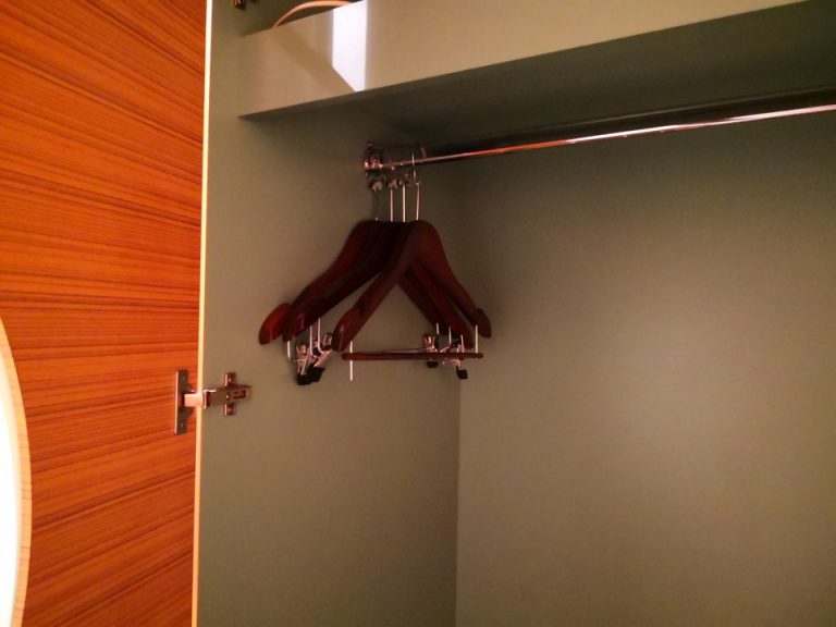 クローゼット外観(開けた状態)01