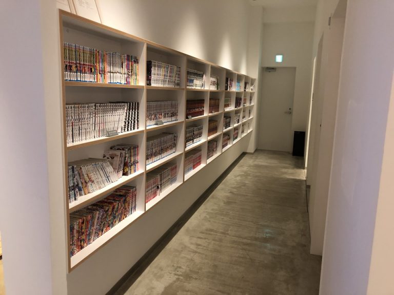 2F コインランドリーに向かう通路左側に漫画本