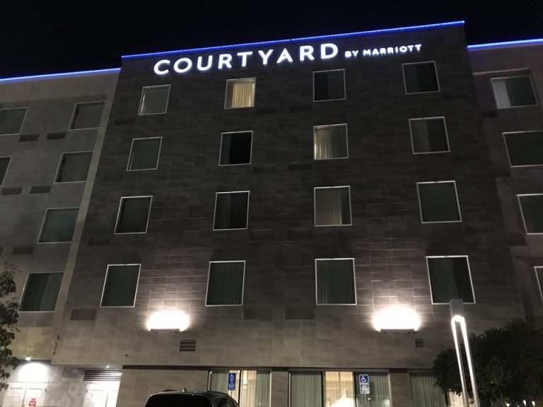 かっこいいホテルのビル