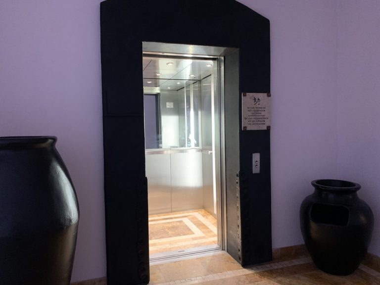 客室付近のエレベーター(1)