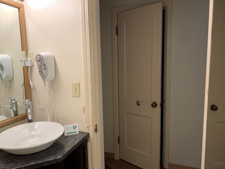 バスルームの前にはクローゼットがあります。