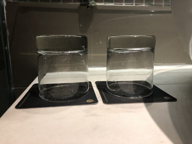 洗面所にはグラスが2つ。