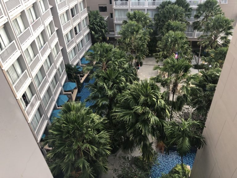 客室のベランダからはプールとプーケットの街が見えてとっても美しいです(昼)