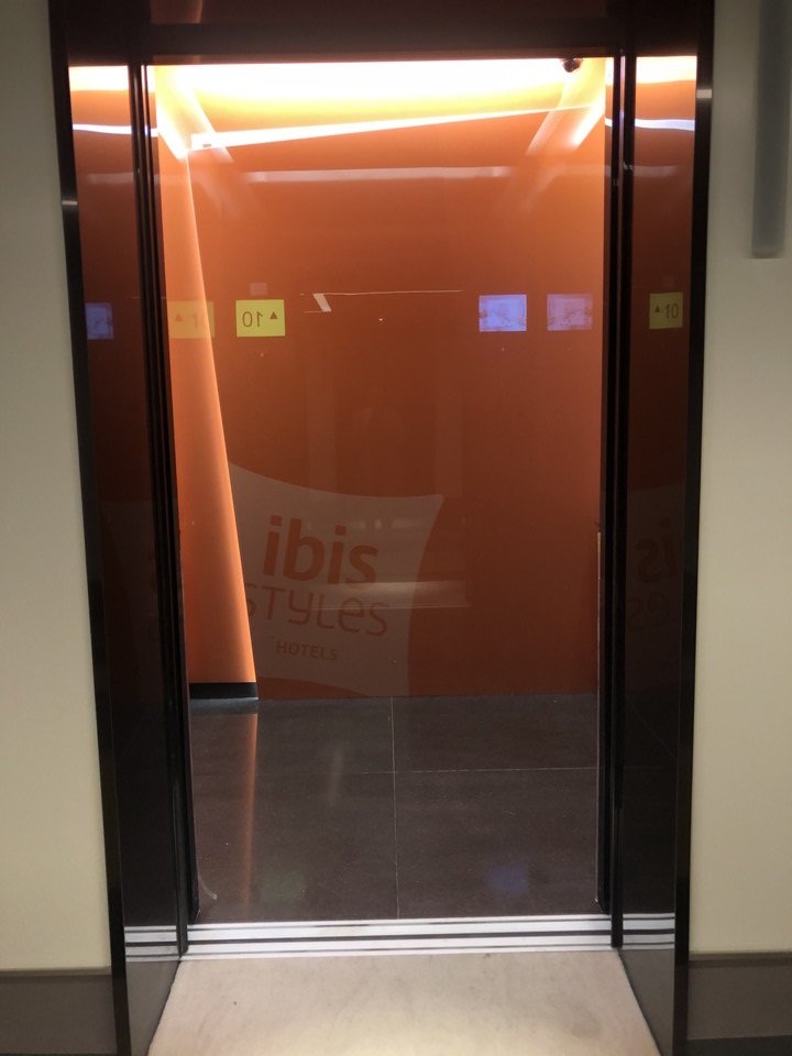 エレベーター内観 ホテルロゴマークの模様