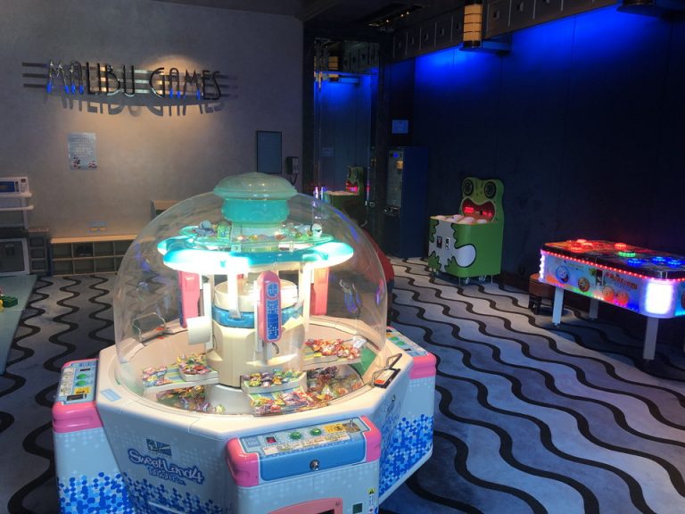 小さいながらゲームコーナーがありクレーンゲームなど一部を除いて無料で遊べます