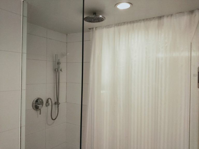 シャワールーム 棒タイプシャワーと天井からタイプの2つがある