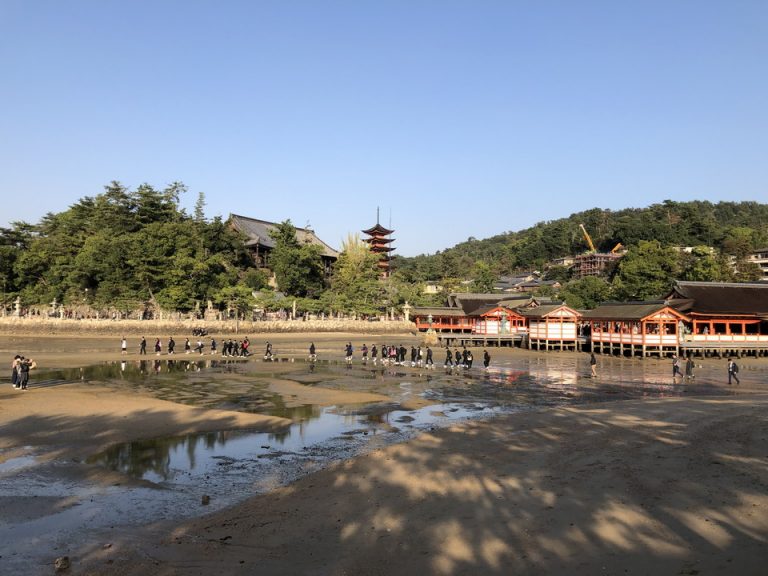 厳島神社と修学旅行生