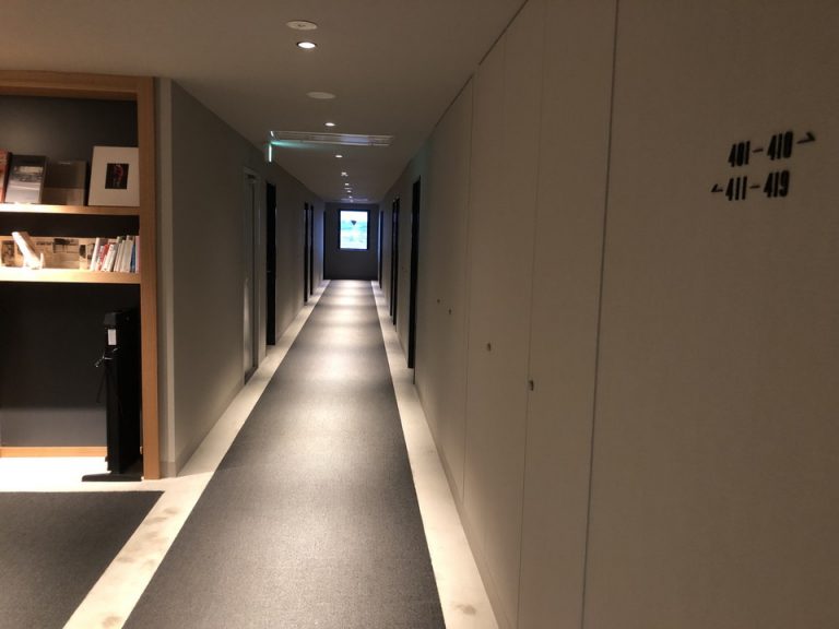 お部屋はエレベーターの斜め前でした。