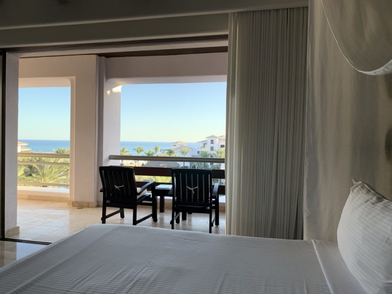 客室 ベッドルームから見たバルコニー越しの眺め