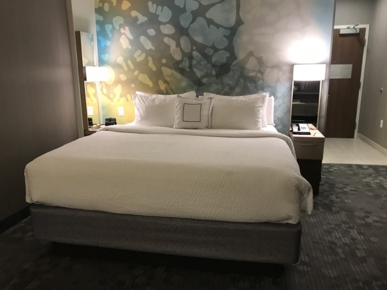 大きなベッドの向こうには幻想的な絵がありました