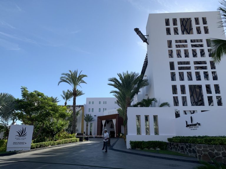 ホテルのエントランス(1)