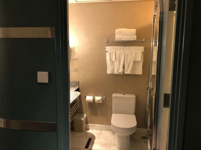 バスルーム入口から全景