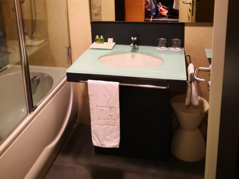 バスルーム入口から全景