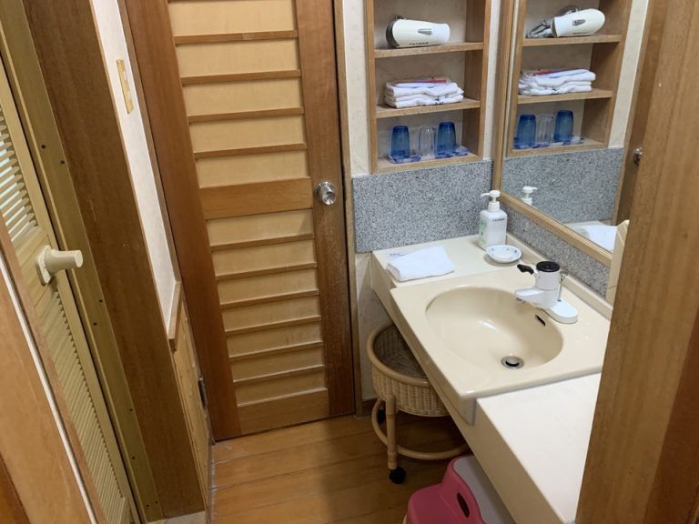 バスルーム入口から全景