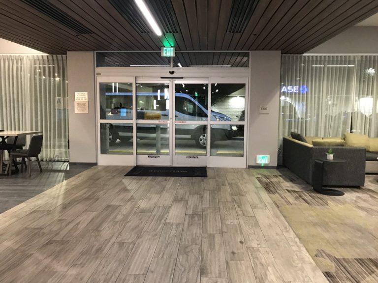 フロント前通路 頻繁に空港への送迎シャトルがはいってきていました。